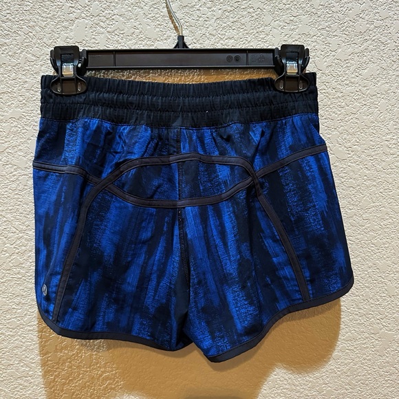 Lululemon Tracker Short III 4 Way Stretch Size 6 - Picture 3 of 4
